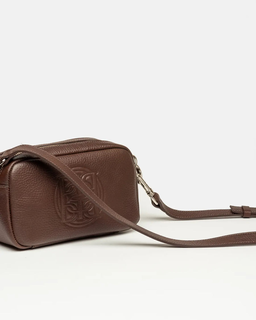 Bandolera New Eterial en cuero graneado chocolate