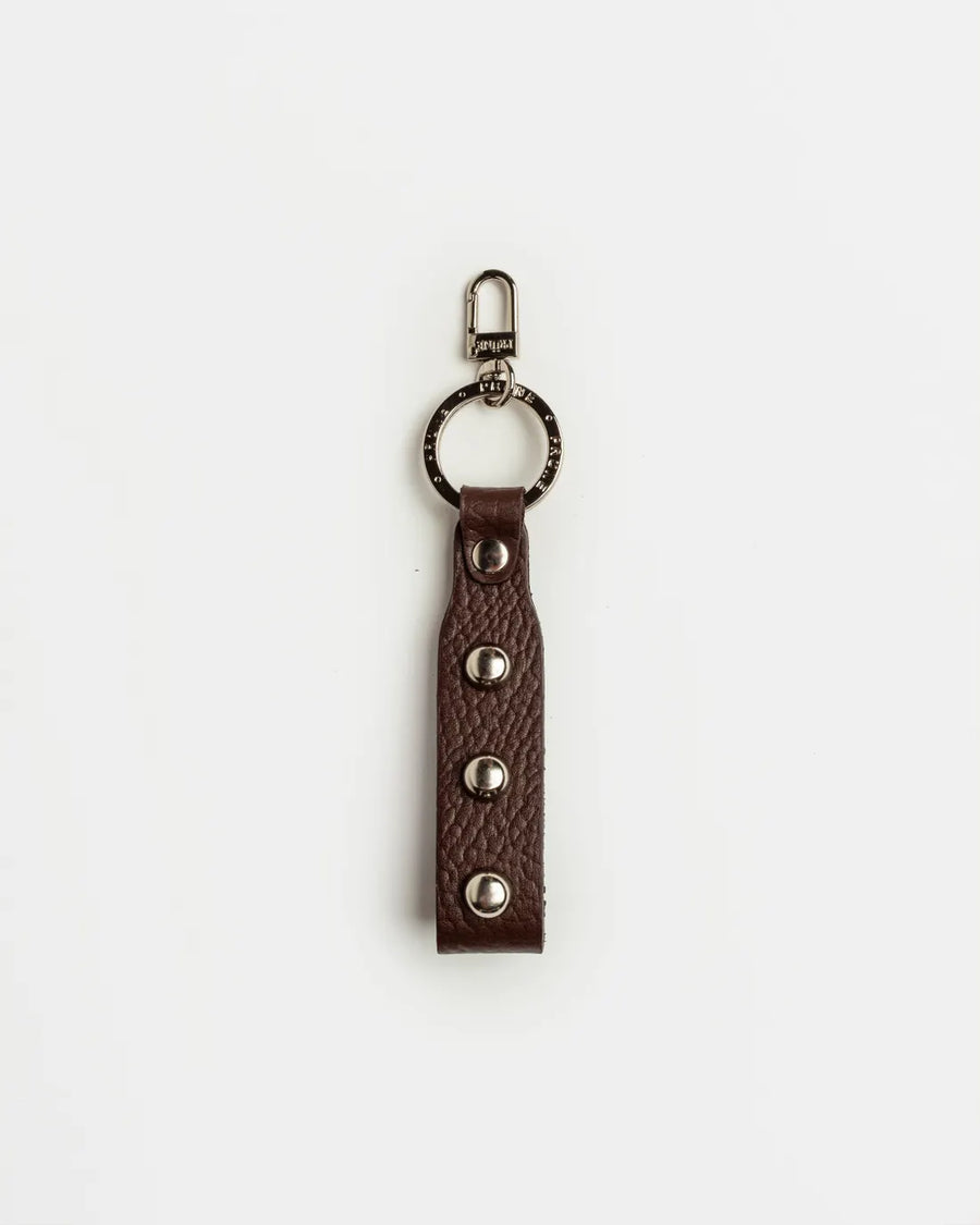 Llavero Charm Irene en cuero graneado chocolate
