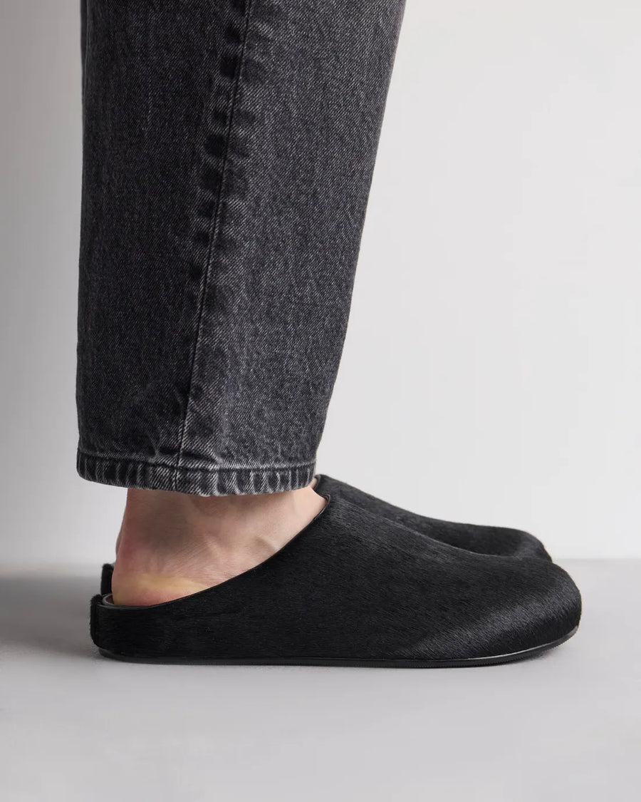 Mule Kai en pelo de vaca negro talla 37