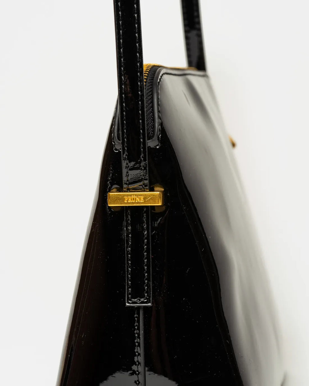 Bandolera Dyna en efecto cuero charol negro