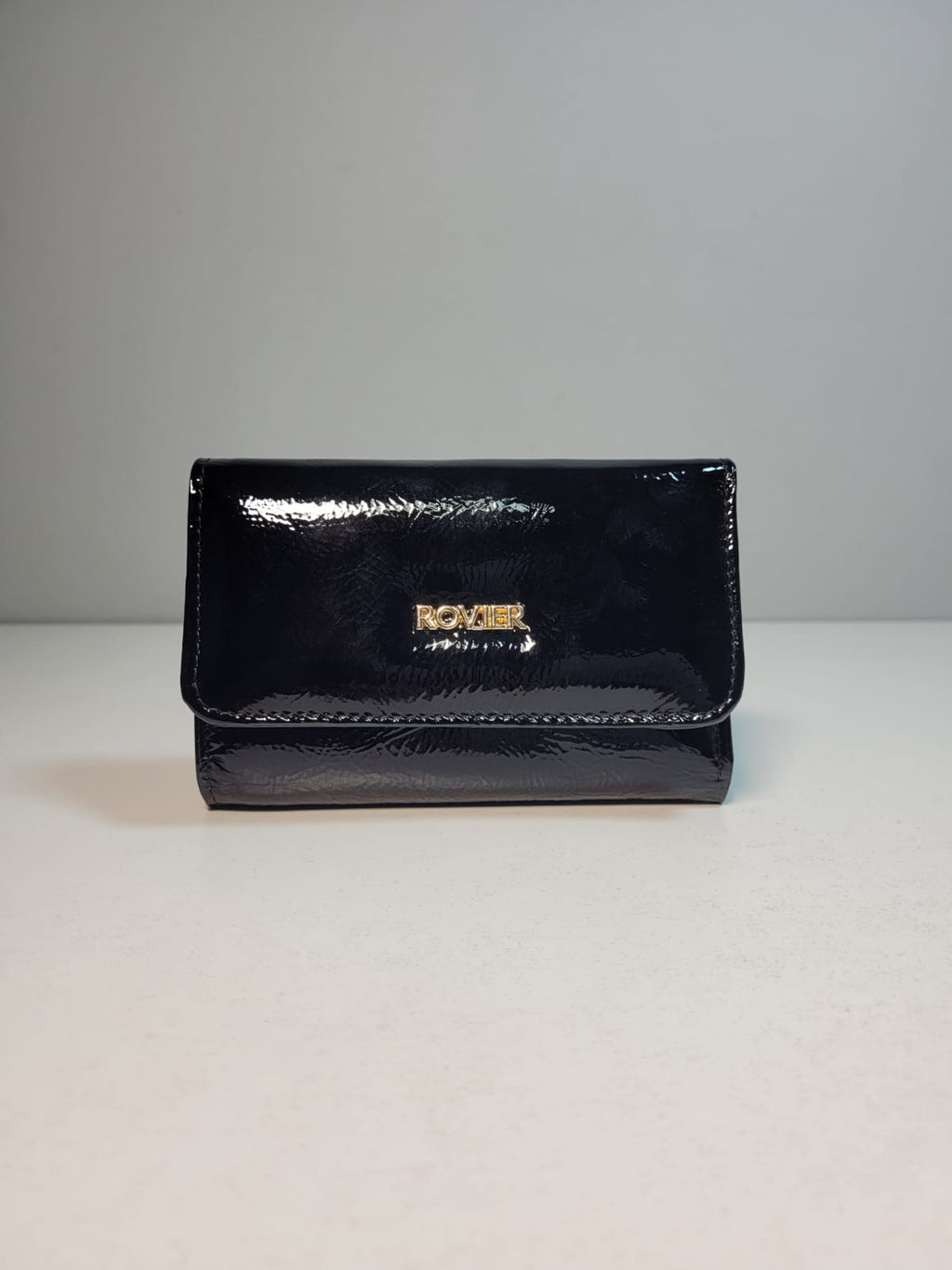 Billetera Mediana de Mujer en cuero charol negro