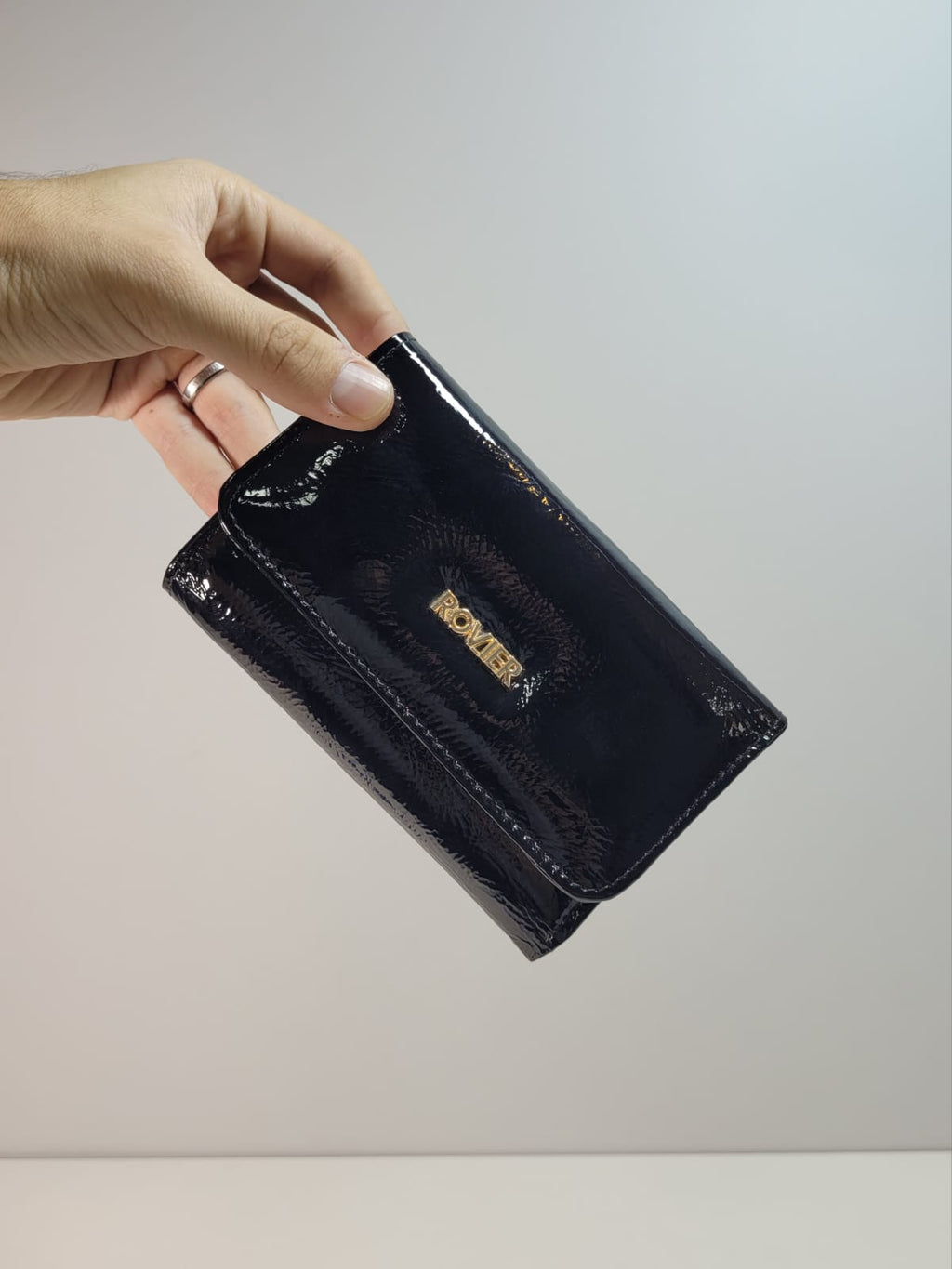 Billetera Mediana de Mujer en cuero charol negro