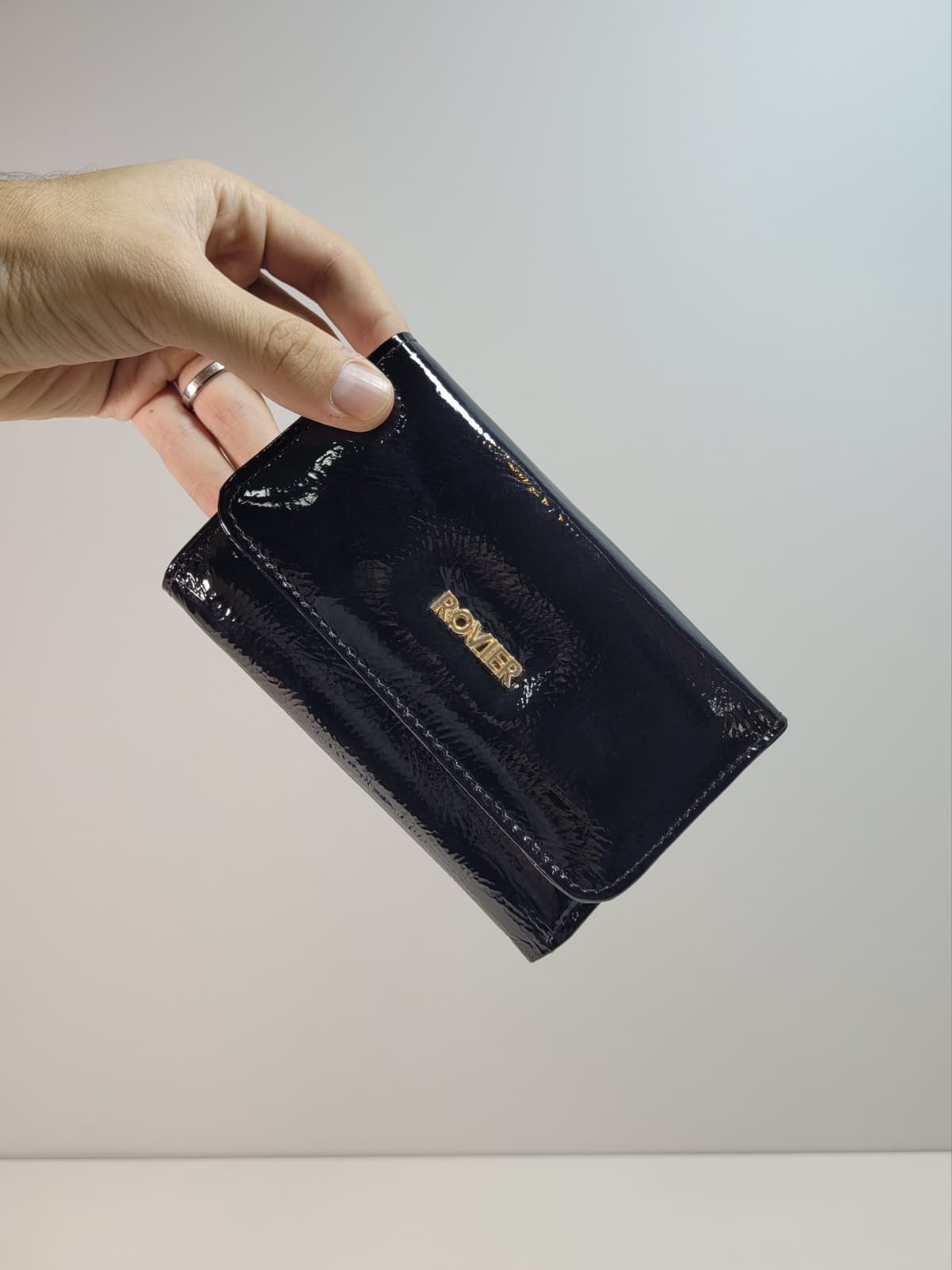 Billetera Mediana de Mujer en cuero charol negro