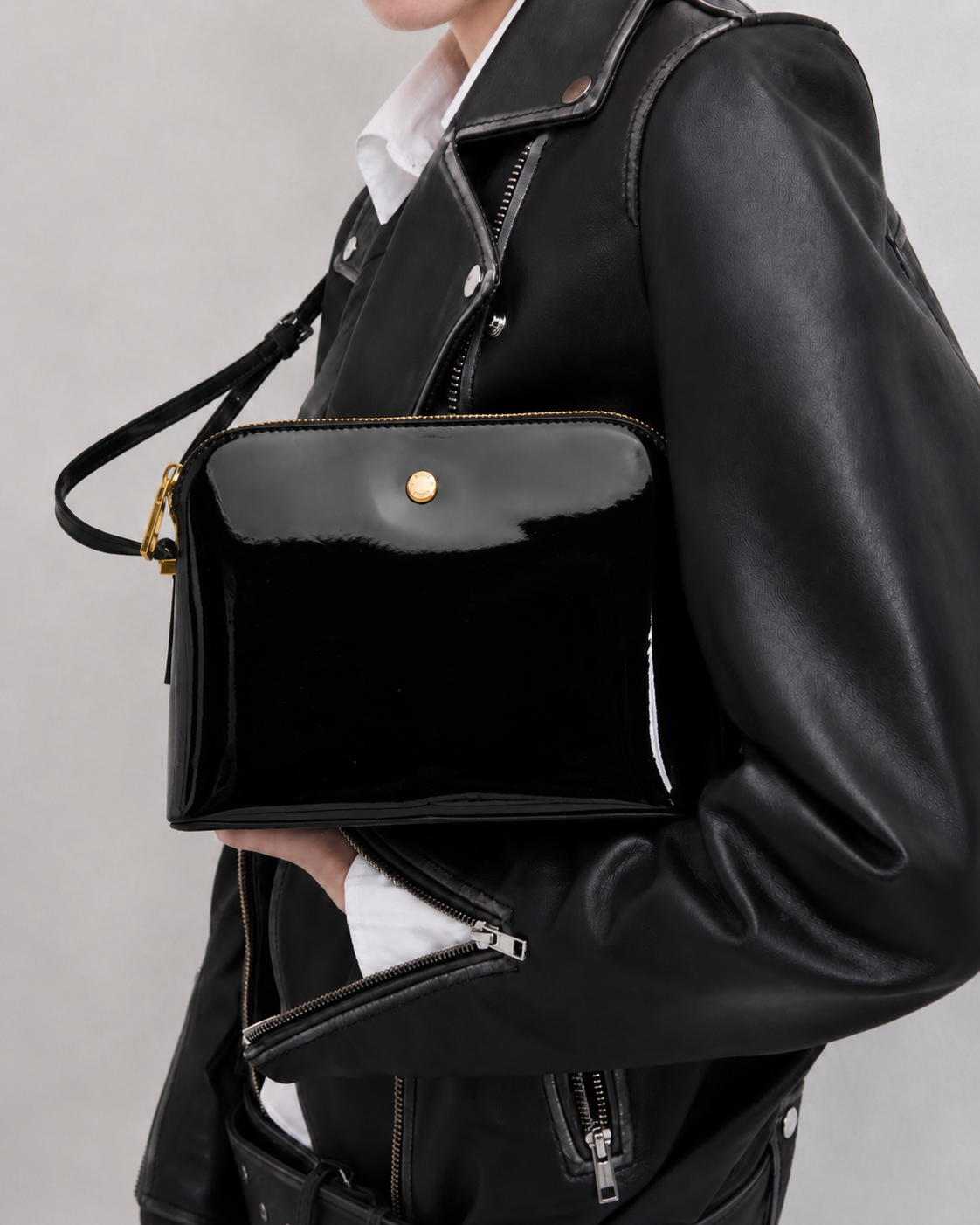 Bandolera Dyna en efecto cuero charol negro
