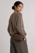 Bandolera New Eterial en cuero graneado chocolate
