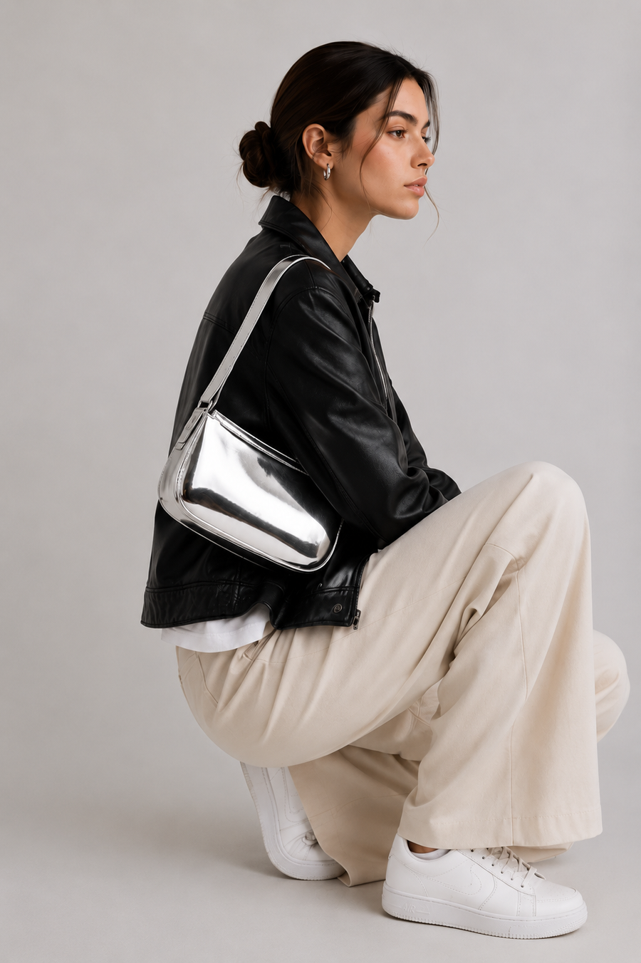 Cartera al hombro Leaf en efecto cuero charol plata