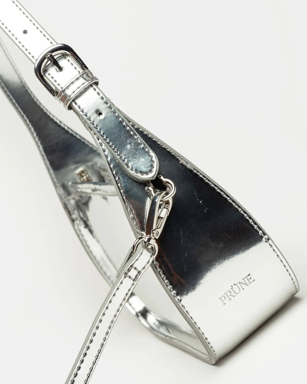 Cartera al hombro Leaf en efecto cuero charol plata