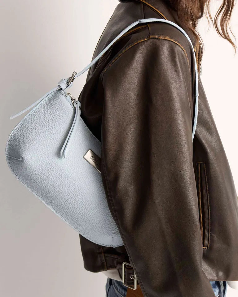 Cartera al hombro Mia en cuero graneado celeste
