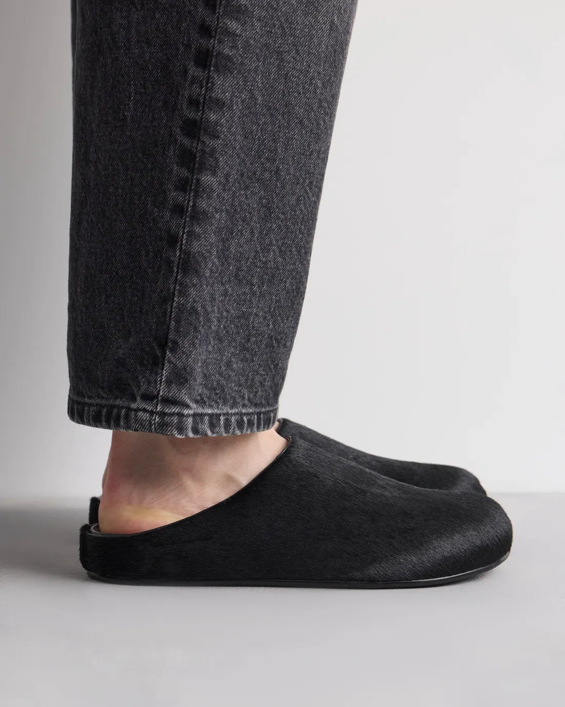 Mule Kai en pelo de vaca negro talla 37
