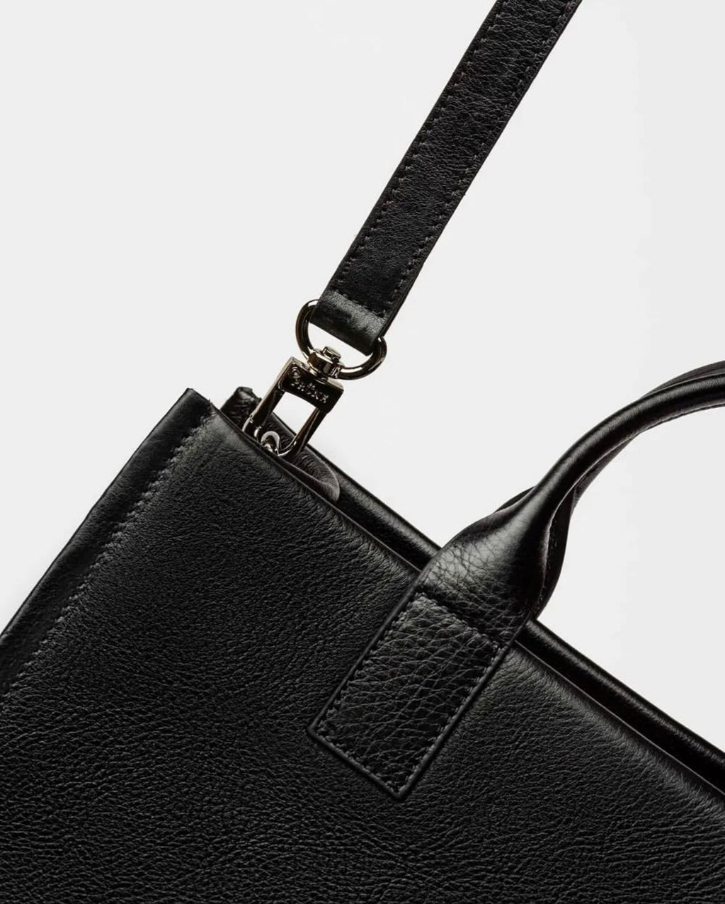 Cartera de mano Capri en cuero arrugado liso negro