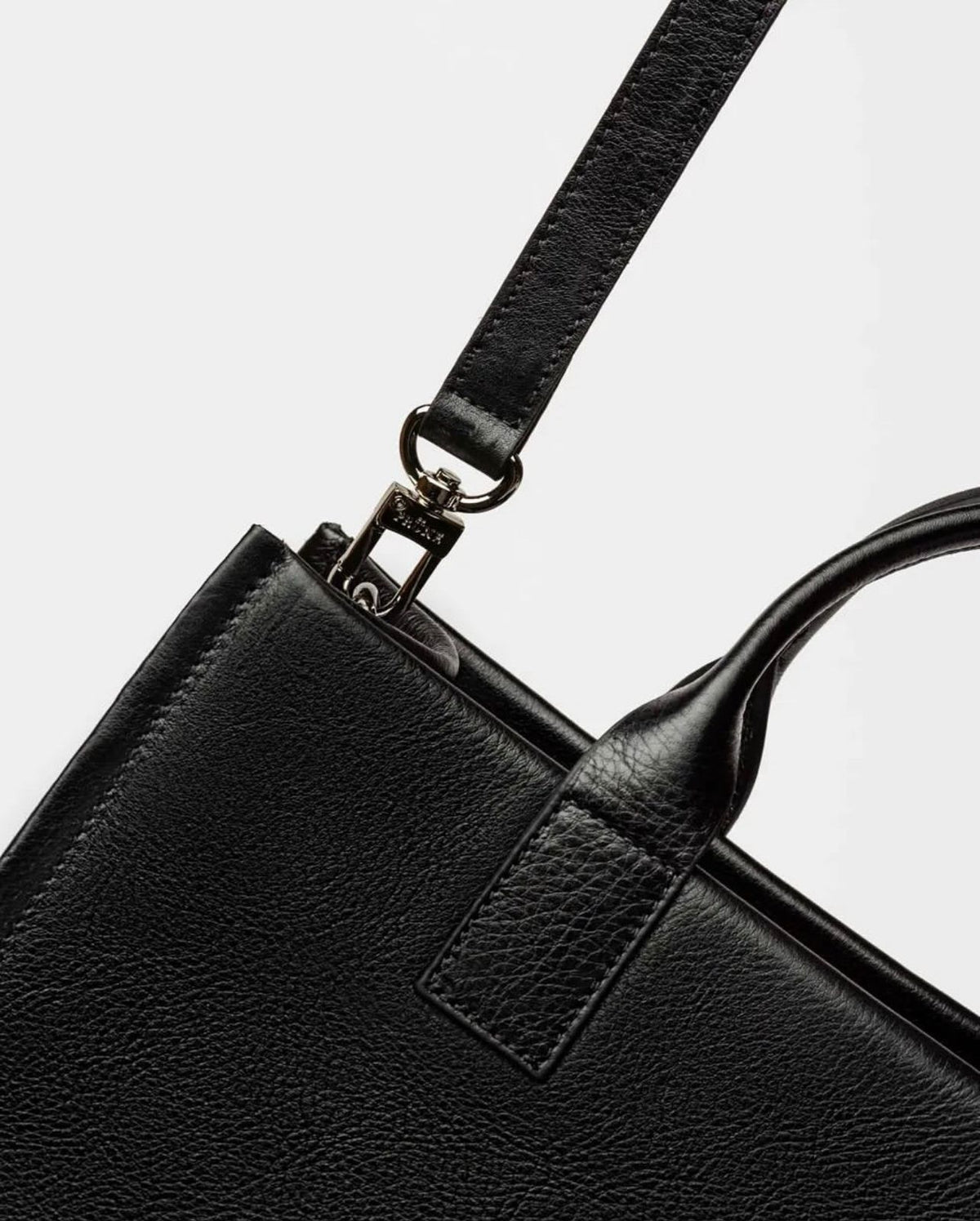 Cartera de mano Capri en cuero arrugado liso negro