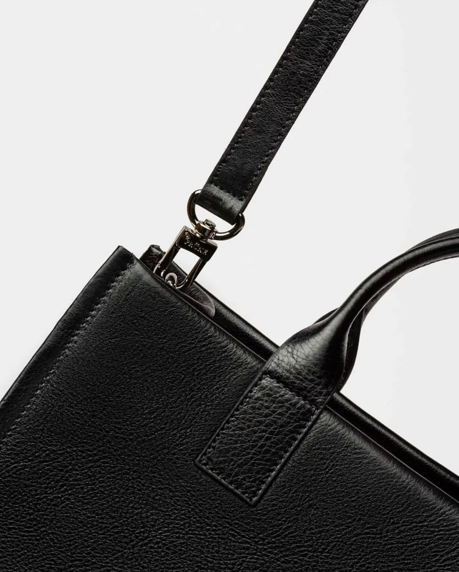 Cartera de mano Capri en cuero arrugado liso negro